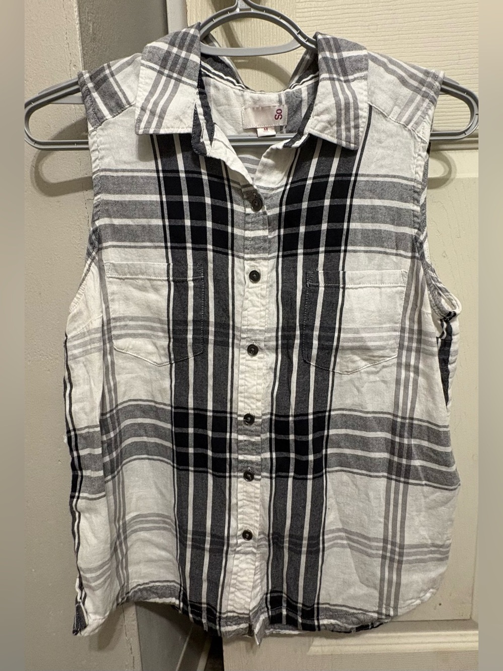 So Women's Sleeveless Button Down Top Size M